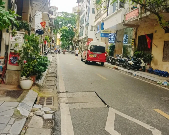 Bán nhà mặt phố Bùi Thị Xuân 102m2, 82 tỷ, gara để xe rộng rãi