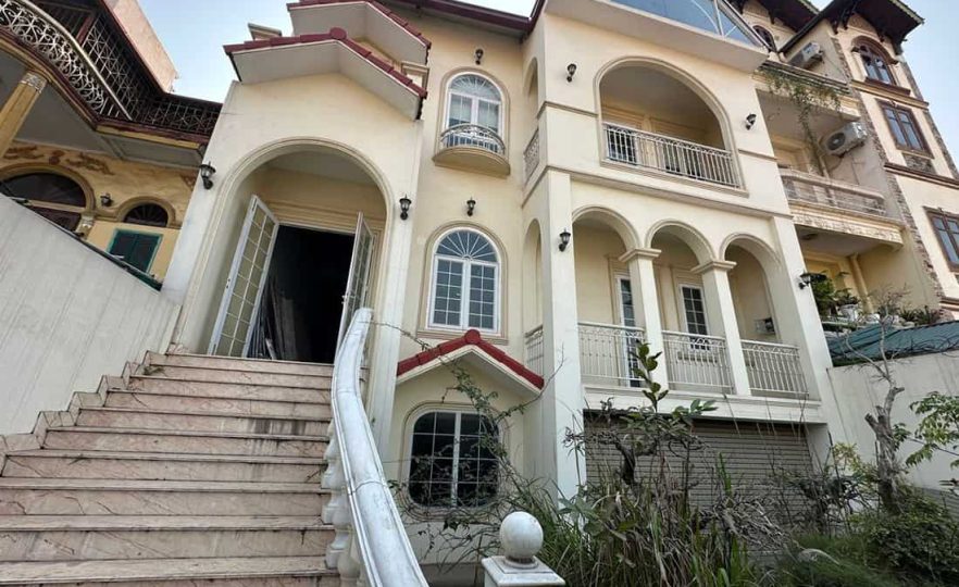 Bán nhà mặt phố Âu Cơ, Tây Hồ DT 370m2, MT 9.5m 4 tầng thang máy giá 72 tỷ