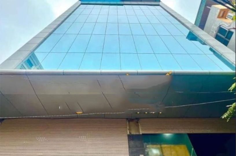 Bán nhà phố Đê La Thành, lô góc 3 thoáng, DT 302m2, dòng tiền 500tr/ tháng