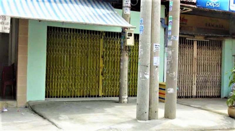 Cột điện trước cửa nhà