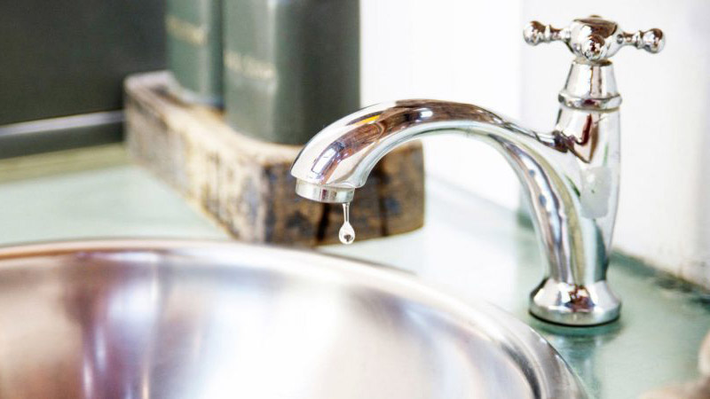 Trong nhà có vòi nước bị rò rỉ