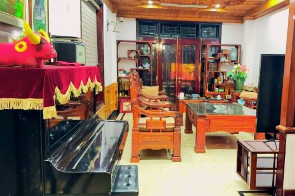 ban-biet-thu-mat-pho-lo-goc-van-quan.jpg