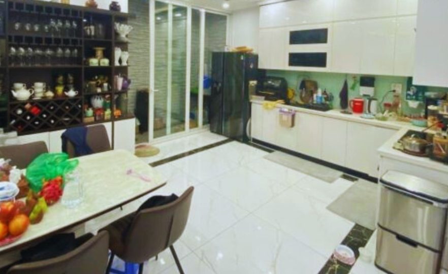 Nhà mặt phố Cầu Giấy 210m², 2 mặt thoáng, giá 208 tỷ