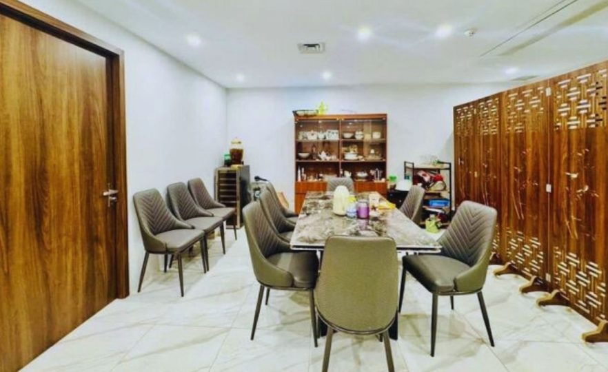 Bán Nhà Lạc Long Quân 300m²,  8T, MT 16m, 120 Tỷ, Ô Tô Tránh