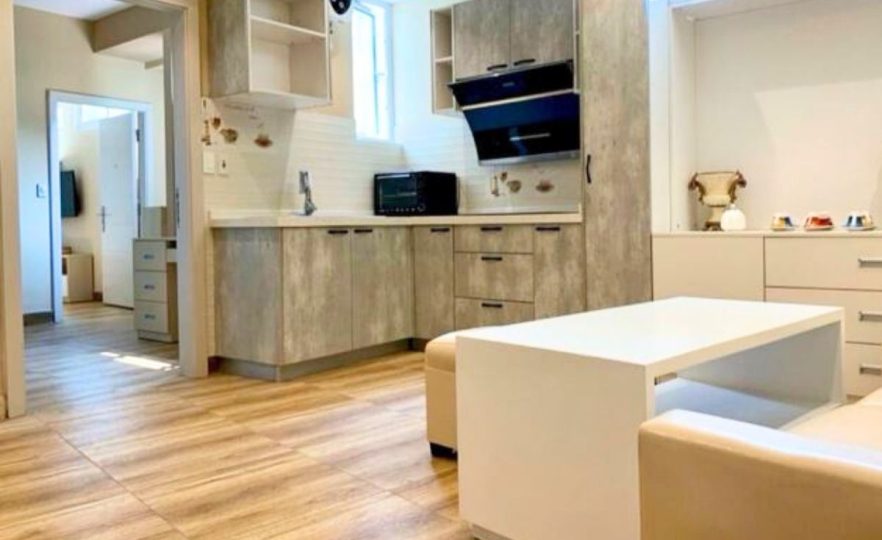 Bán nhà mặt hồ Trúc Bạch 142m², 9 tầng, view hồ, giá 71 tỷ