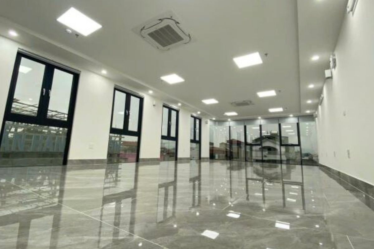 Bán tòa văn phòng Lạc Long Quân 289m² 7 tầng 1 hầm 2 thang máy giá 100 tỷ